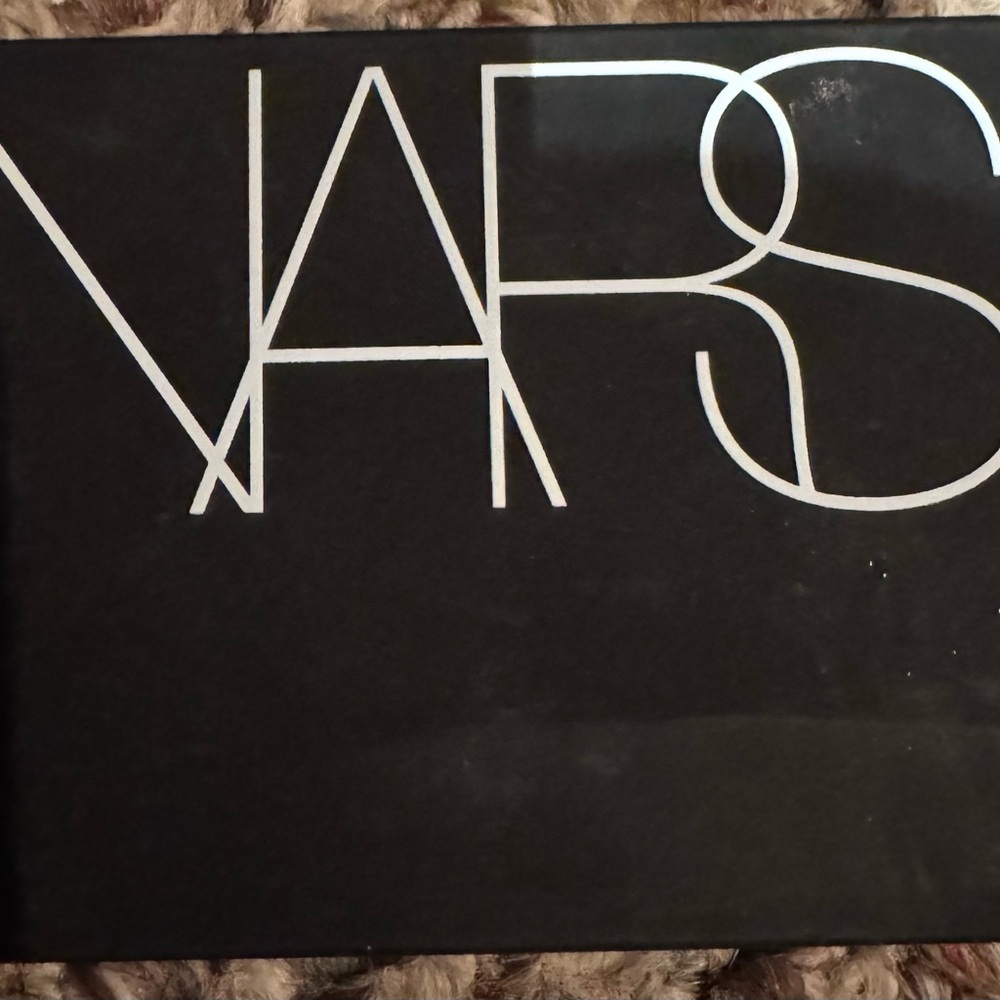 NARS Translucent Light Reflecting Setting Powder - Picture 2 of 3